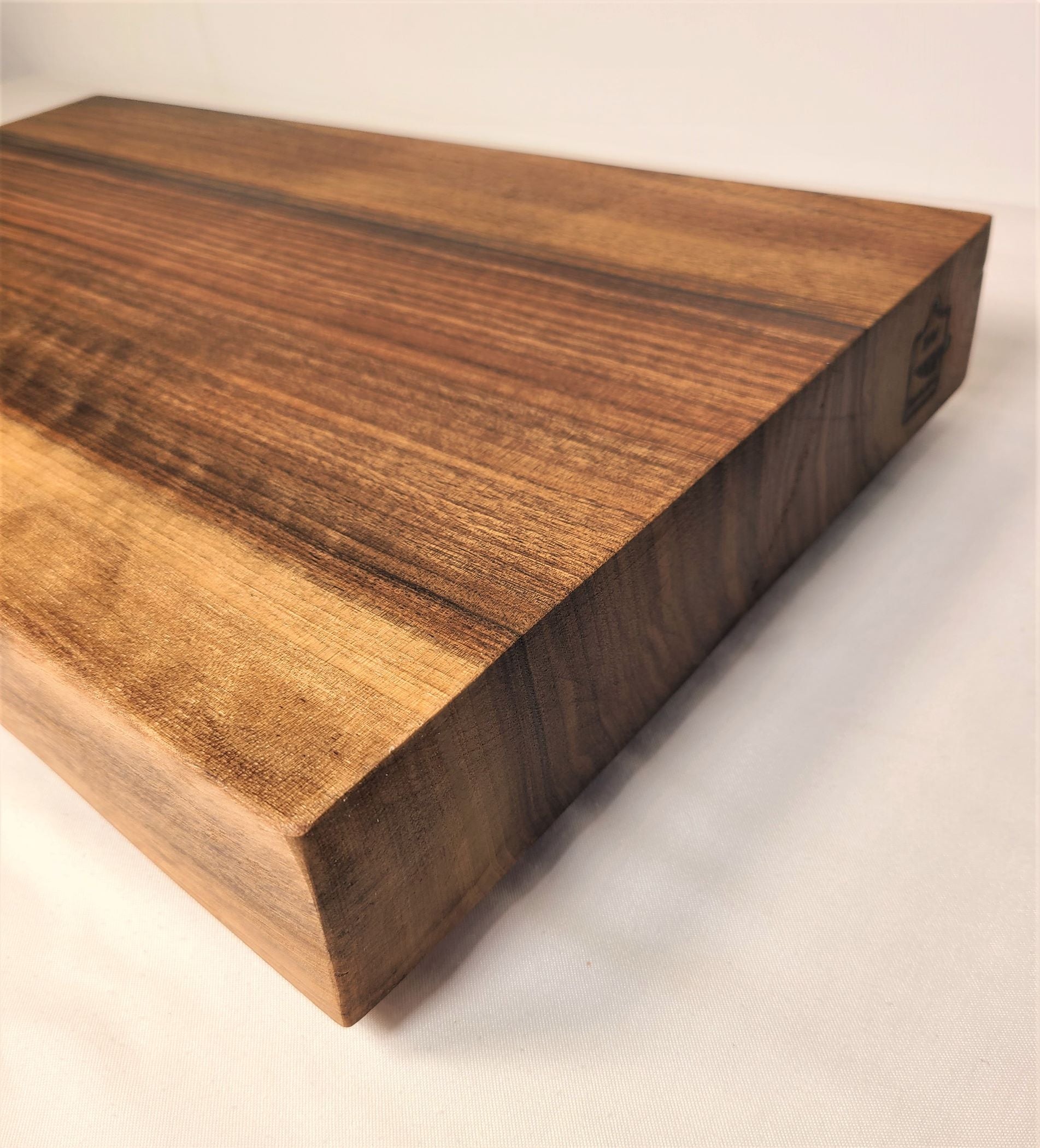 corner edge of a walnut extra large cutting board