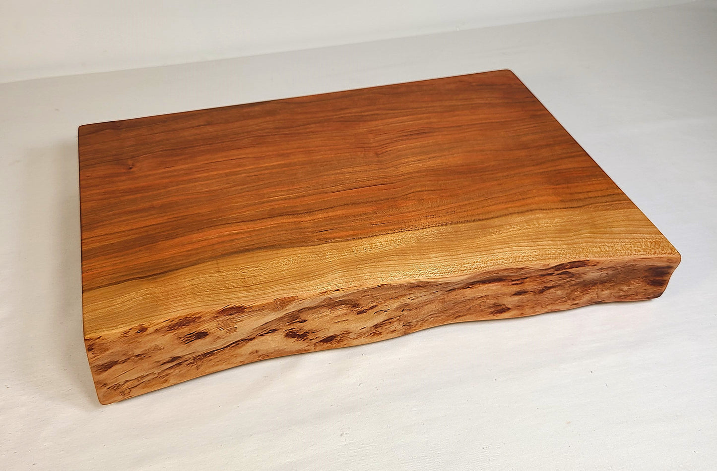 LIVE EDGE CHERRY CUTTING BOARD / FLAT-TOP