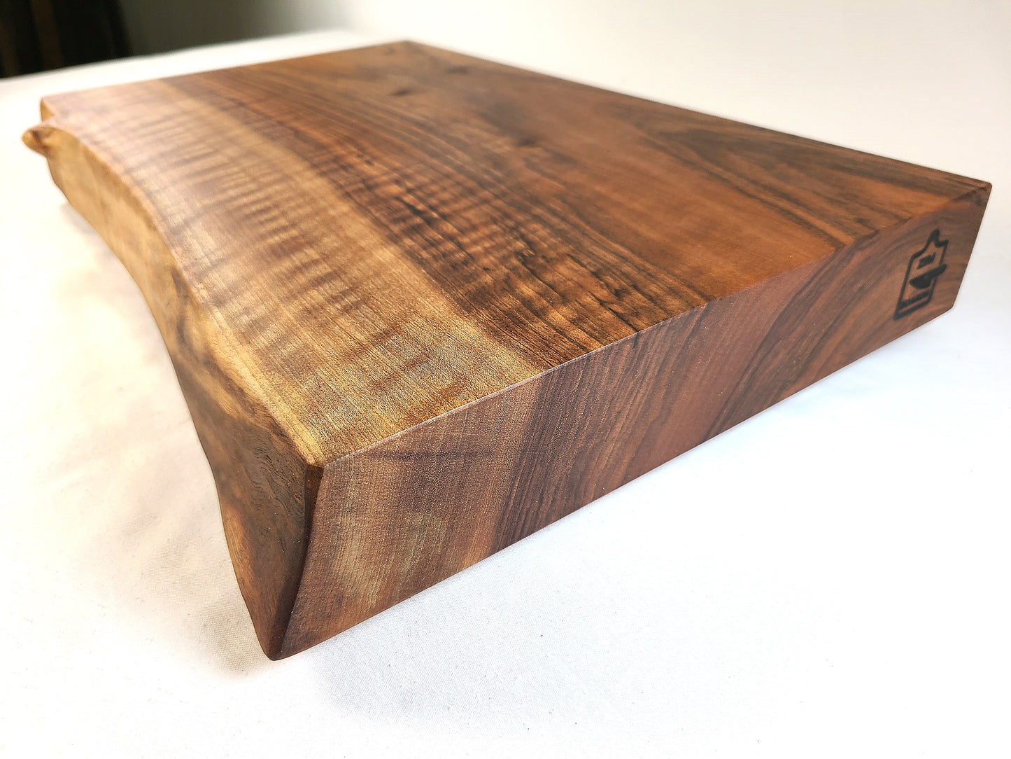 LIVE EDGE ENGLISH WALNUT CUTTING BOARD / CLASSIC SERIES