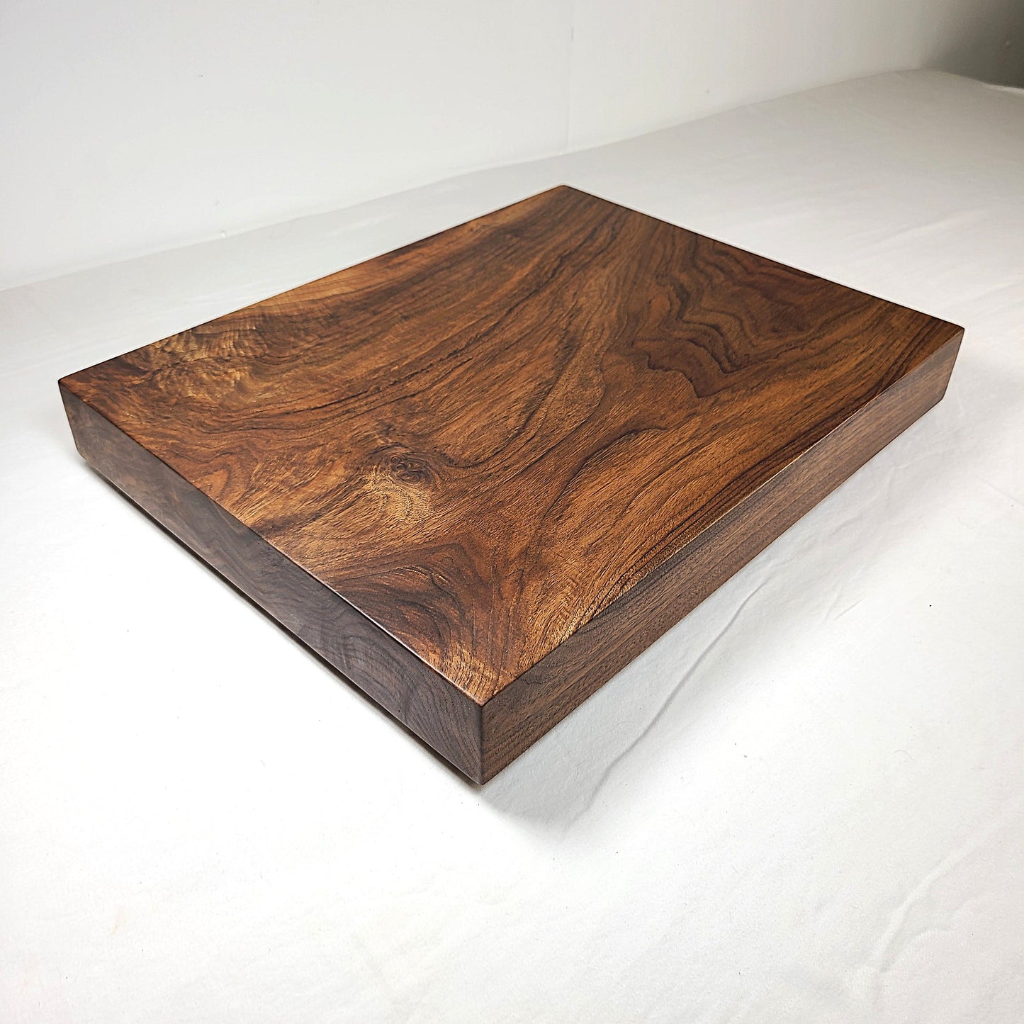 flatedgeenglishwalnutcuttingboard3 - Zim Boards